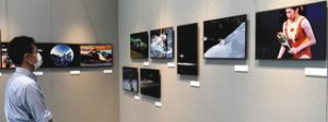 日本スポーツ写真協会の全会員が出展した芸術性の高い作品が並ぶ企画「ＬＯＶＥ　ＳＰＯＲＴＳ」
