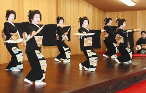 にし茶屋街２００周年記念祭で踊りを披露する芸妓衆＝いずれも金沢市野町で