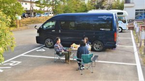 ホテル駐車場に整備された車中泊専用のＲＶパーク＝能登町越坂で（ホテルのときんぷら提供）