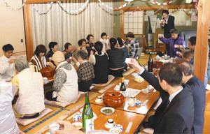商品化を祝い、完成した日本酒で乾杯する関係者ら＝南伊勢町道行竈で
