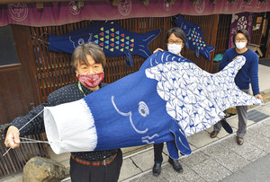 有松絞のこいのぼりを企画した（左から）中浜さん、「大西人形本店」の大西嘉彦さん、猿渡さん＝名古屋市緑区有松で