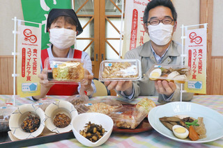 スマイルケア食の青マーク認証を受けたメニューをＰＲする高橋さん（左）と釣部店長＝坂井市地域交流センター「いねす」で