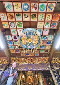 花鳥風月を題材にした日本画で彩られた天井＝あわら市の松龍寺で