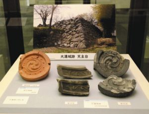 安土城跡から出土した軒丸瓦（左）と、大溝城跡から出土した瓦
