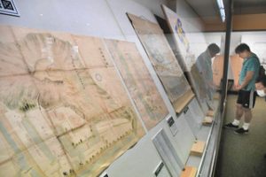 陸軍省が作成した大野城郭図（左）＝大野市歴史博物館で