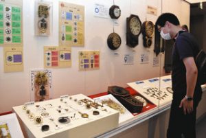 時計の部品や仕組みを紹介する企画展＝松本市時計博物館で