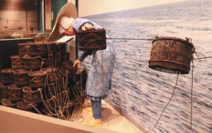 漁具「エビタツベ」を使ってスジエビなどを捕る漁の様子を再現した展示＝県立琵琶湖博物館のＢ展示室で