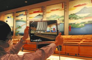 展示された丸子船を写すと、船が帆を張り出航する映像を見られる端末＝県立琵琶湖博物館のＢ展示室で