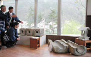 石管や神棚が並ぶ金屋石の展示コーナー＝砺波市庄川町金屋で