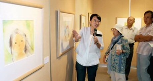 いわさきちひろの作品を解説する長井瑶子さん（左）＝滑川市立博物館で