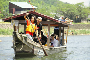 船頭の指導を受けながら、櫂を使って操船する児童ら＝関市小瀬の長良川で