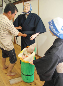 竹取物語を題材にした「造り人形」を準備する実行委メンバー＝豊郷町で