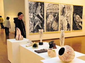 絵画や彫刻、立体作品など個性豊かな作品が並ぶ会場＝津市の県総合文化センターで