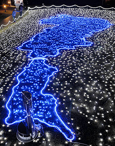 ホテル前を彩る琵琶湖の形をしたイルミネーション＝大津市におの浜で