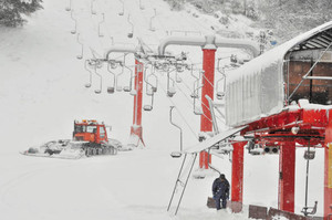 リフトやゲレンデの整備を急ピッチで進める従業員ら＝勝山市の雁が原スキー場で