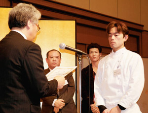 ジビエ料理コンテストで最優秀賞を受けた高田順治さん（右）