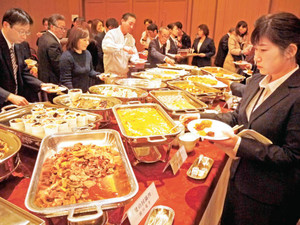 ジビエ料理が並んだオープニングイベントの会場＝いずれも金沢市昭和町で
