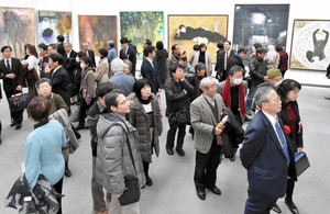 改組新第２回日展東海展が開幕し、美術ファンでにぎわう会場＝名古屋・栄の県美術館で