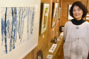 古布を貼り合わせて写実的に風景を描いた梅原麦子さん＝南砺市安居のギャラリー「燕」で