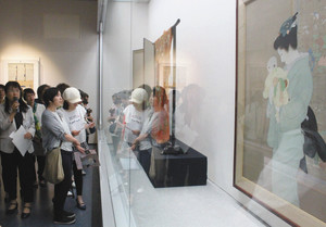 重要文化財の「母子」について解説する増井敦子学芸員（左）＝浜松市美術館で