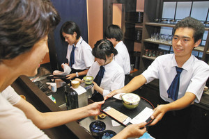 新作のアイス緑茶ラテアートを提供する生徒ら＝いずれも松阪市の深緑茶房で