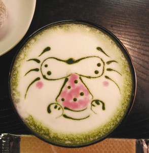 アザラシが描かれたアイス緑茶ラテアート