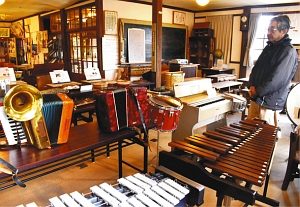 珍しいラッパ付きアコーディオンなど、懐かしの楽器が並ぶ会場＝伊賀市小田町で