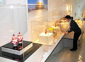逸品が並ぶ開館２０周年記念の「中国清朝のガラス展」＝いずれも七尾市の県能登島ガラス美術館で