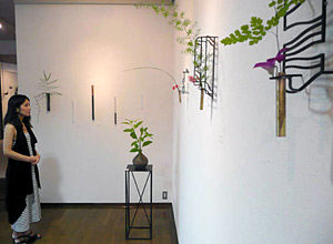 異なる素材の花器が並ぶ掛花展＝金沢市松寺町で