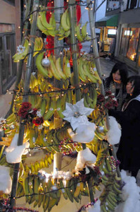 商店街に登場したバナナのクリスマスツリー＝伊賀市上野丸之内で