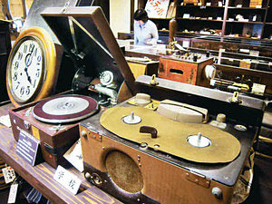 展示されたオープンリールテープレコーダーや蓄音機＝砺波市太郎丸で