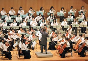 息のあった演奏を披露するジュニアオーケストラ浜松＝浜松市中区で