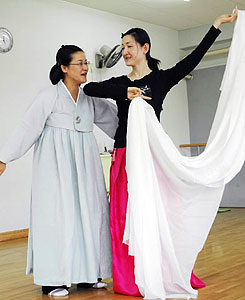 独白劇を演じる在日３世の蔡さん（左）と舞いで参加する黄さん＝名古屋市千種区のコリアンスクールで