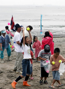 海開き式後のイベントに参加し笑顔の子どもたち＝美浜町の奥田海水浴場で