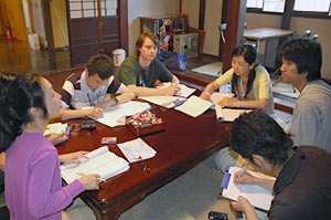 加賀温泉郷の観光について意見を述べ合う留学生ら＝加賀市大聖寺で