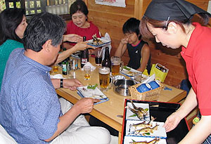 美山観光やなではアユのさまざまな料理が食べられる＝山県市青波で