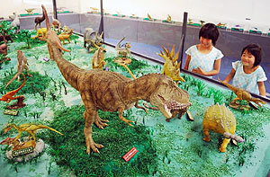 展示された迫力あふれる恐竜の模型＝蒲郡市の生命の海科学館で