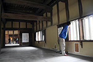 １２年ぶりに公開された佐和口多聞櫓。広々とした室内に自然光が注ぐ＝彦根城の佐和口多聞櫓で