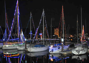 ヨットの船体やマストに飾り付けられた電球が琵琶湖面を照らし出す＝大津市浜大津で