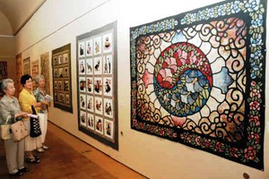 鮮やかな色彩の韓国のキルト作品＝岐阜市の県美術館で