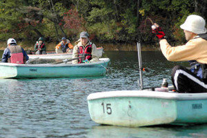 ボートからワカサギ釣りを楽しむ人たち＝恵那、中津川市境の保古の湖で