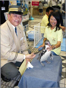 本物の駅長も参加し、ペンギン列車ツアーをＰＲした＝名古屋市中村区の近鉄名古屋駅で