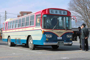 懐かしいデザインで復活した松電の「赤バス」＝松本市の松本電気鉄道本社で