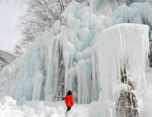 観光客らを楽しませている「氷の渓谷」＝高山市丹生川町の飛騨大鍾乳洞で