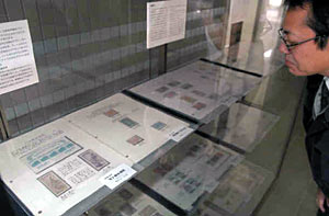 特殊切手など郵便趣味の世界を楽しめる展示＝滑川市博物館で