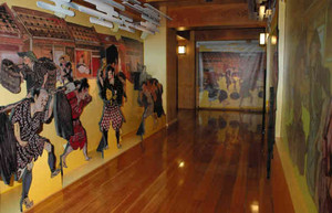 清洲城下のにぎわいを再現するバーチャルウオーク。壁の画像が人感センサーで動く仕組み＝清須市の清洲城で
