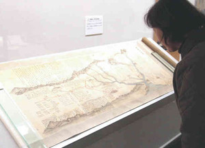 六戦図志の一つを見る来場者＝桑名市博物館で