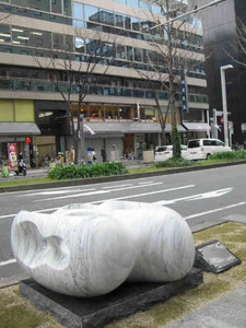 栄町商店街に設置された彫刻作品と５月に芸大サテライトが入るビル＝名古屋市中区錦で