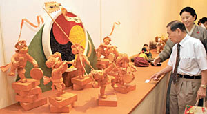 韓紙で作られた農楽の人形などが並ぶ会場＝金沢２１世紀美術館で