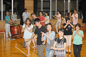 福島県相馬市に伝わる相馬盆踊りを練習する参加者ら＝富山市総曲輪で